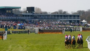 MARKET_RASEN_Runners_towards_the_stands_